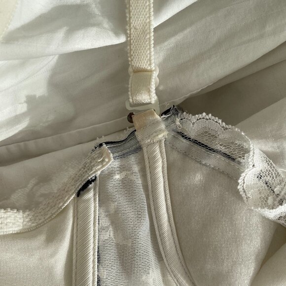 Vintage Made in Canada white lace corset - Picture 7 of 9